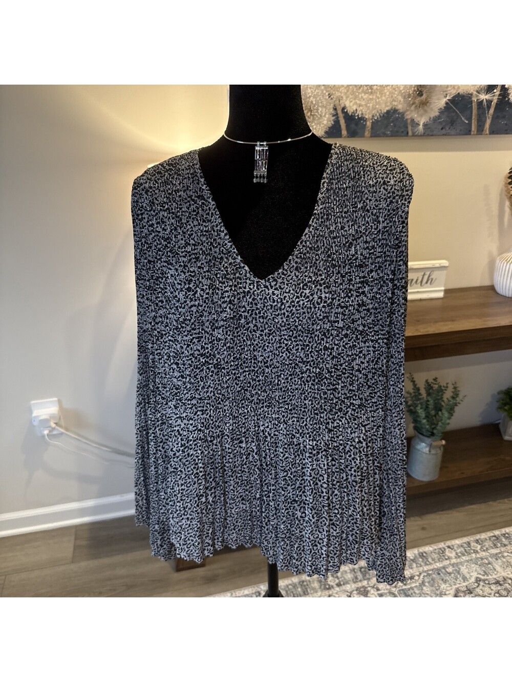 The Limited Long Sleeve Blouse Size L Black/White/Gray V Neck